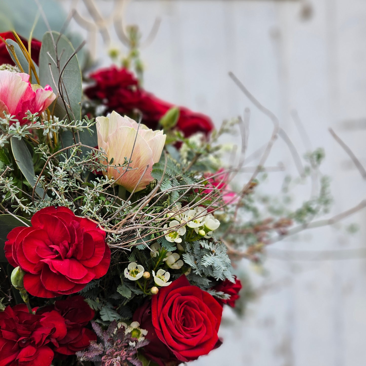 Bouquet mat Initialen aus Holz als Topping