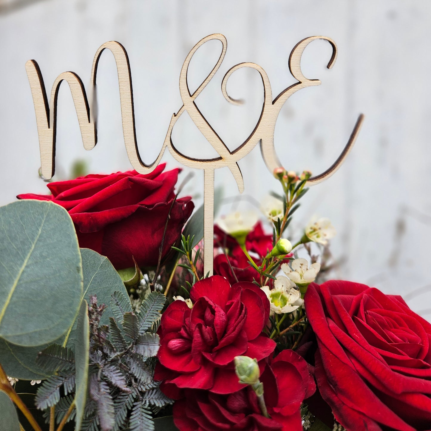 Bouquet mat Initialen aus Holz als Topping