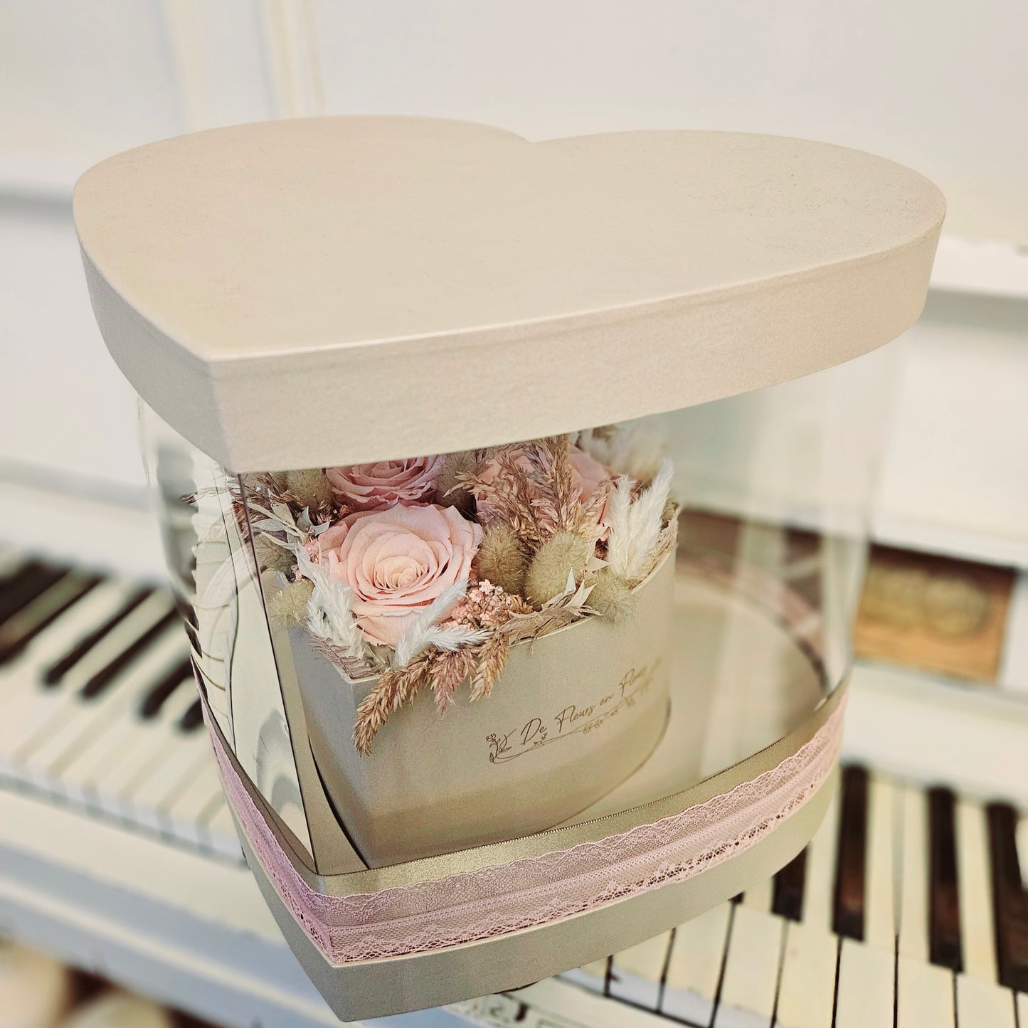 Häerz- Flowerbox mat stabiliséierten Rousen an Drescheblummen am pastell rosa