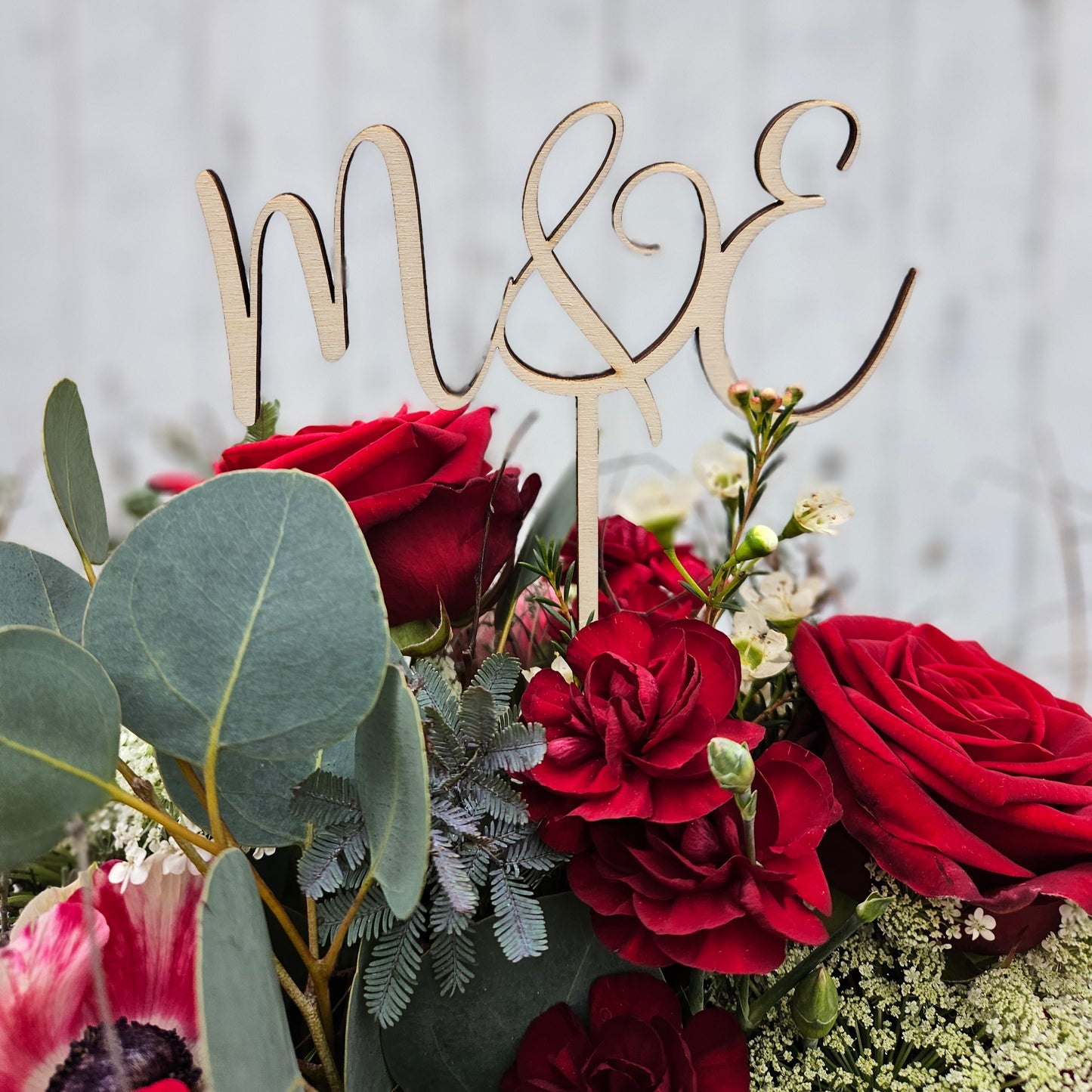 Bouquet mat Initialen aus Holz als Topping
