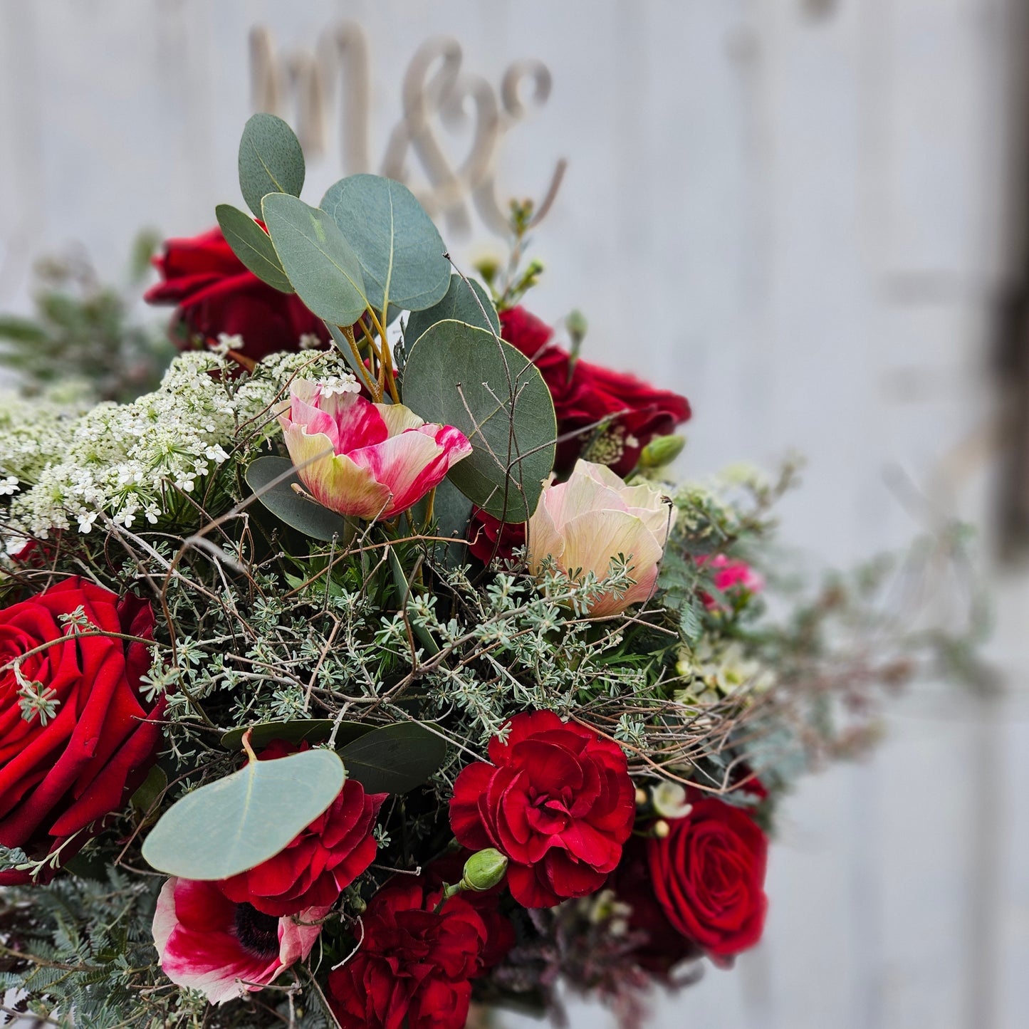 Bouquet mat Initialen aus Holz als Topping
