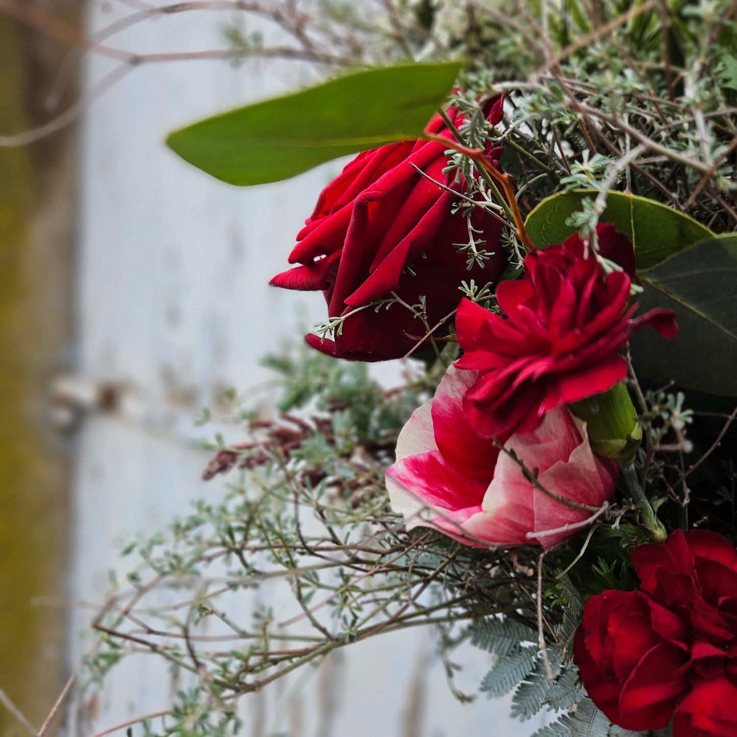 Bouquet mat Initialen aus Holz als Topping
