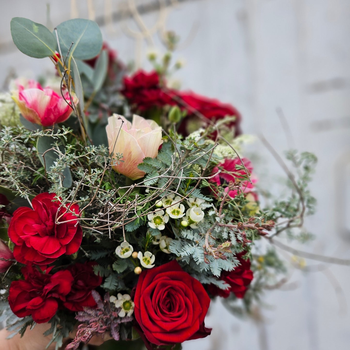 Bouquet mat Initialen aus Holz als Topping