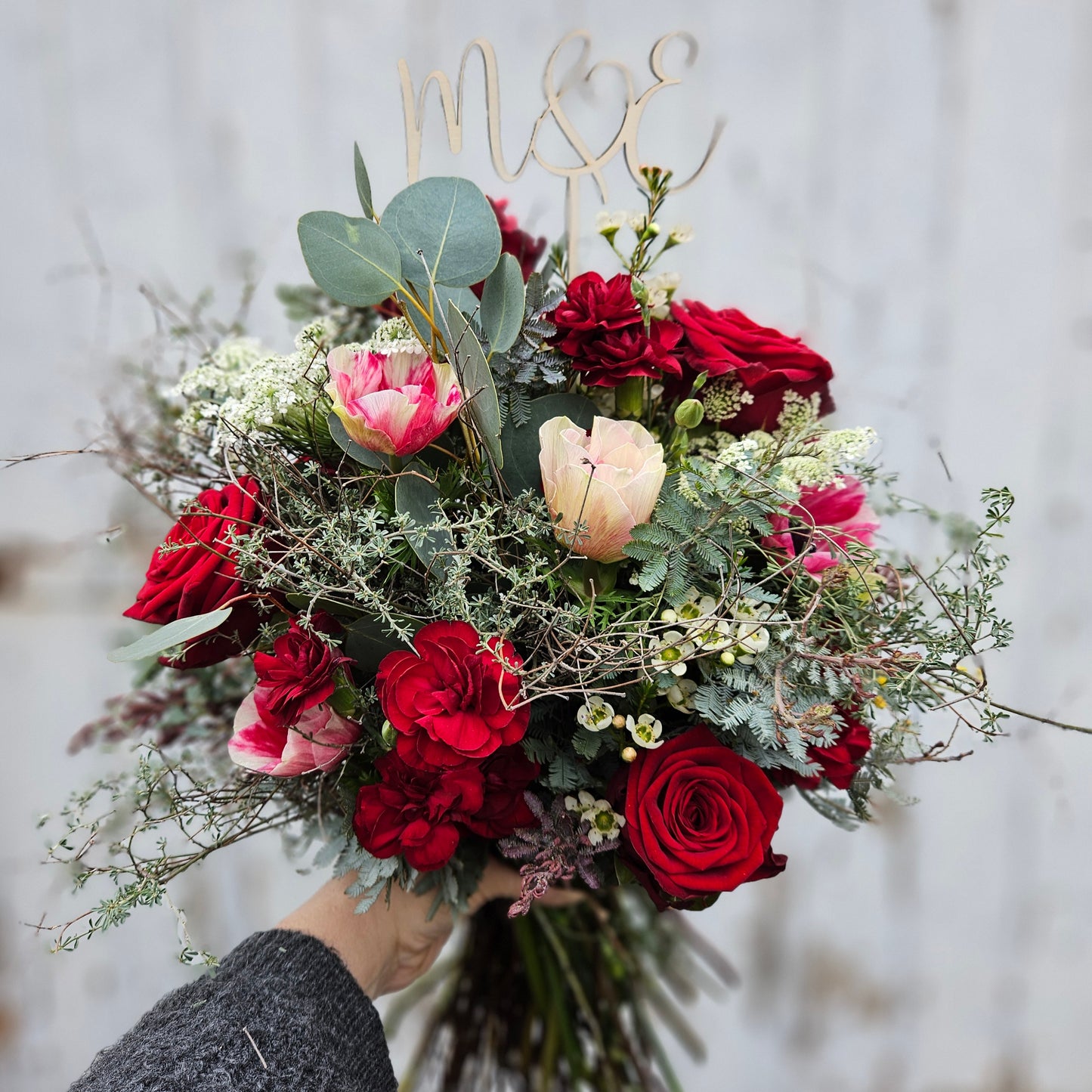 Bouquet mat Initialen aus Holz als Topping