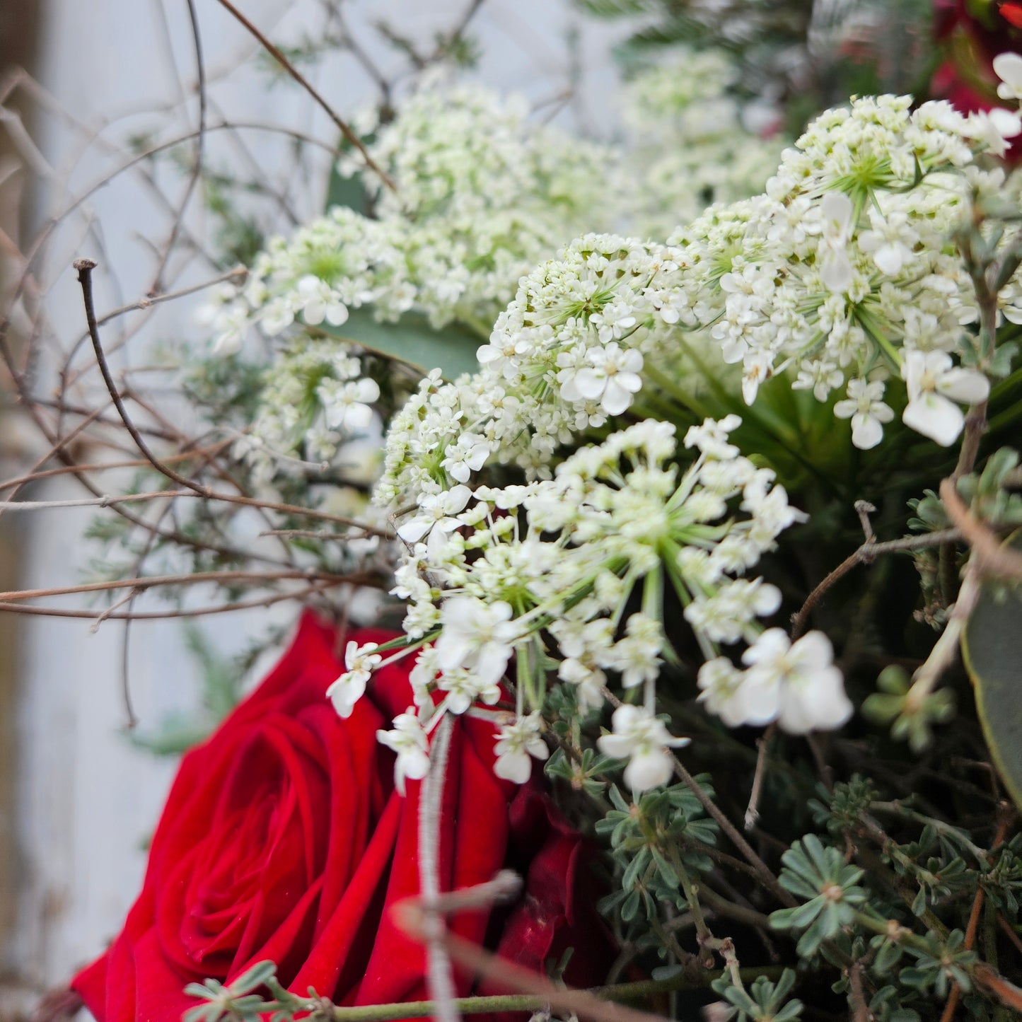 Bouquet mat Initialen aus Holz als Topping