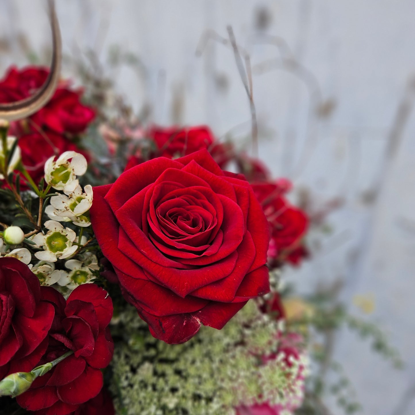 Bouquet mat Initialen aus Holz als Topping