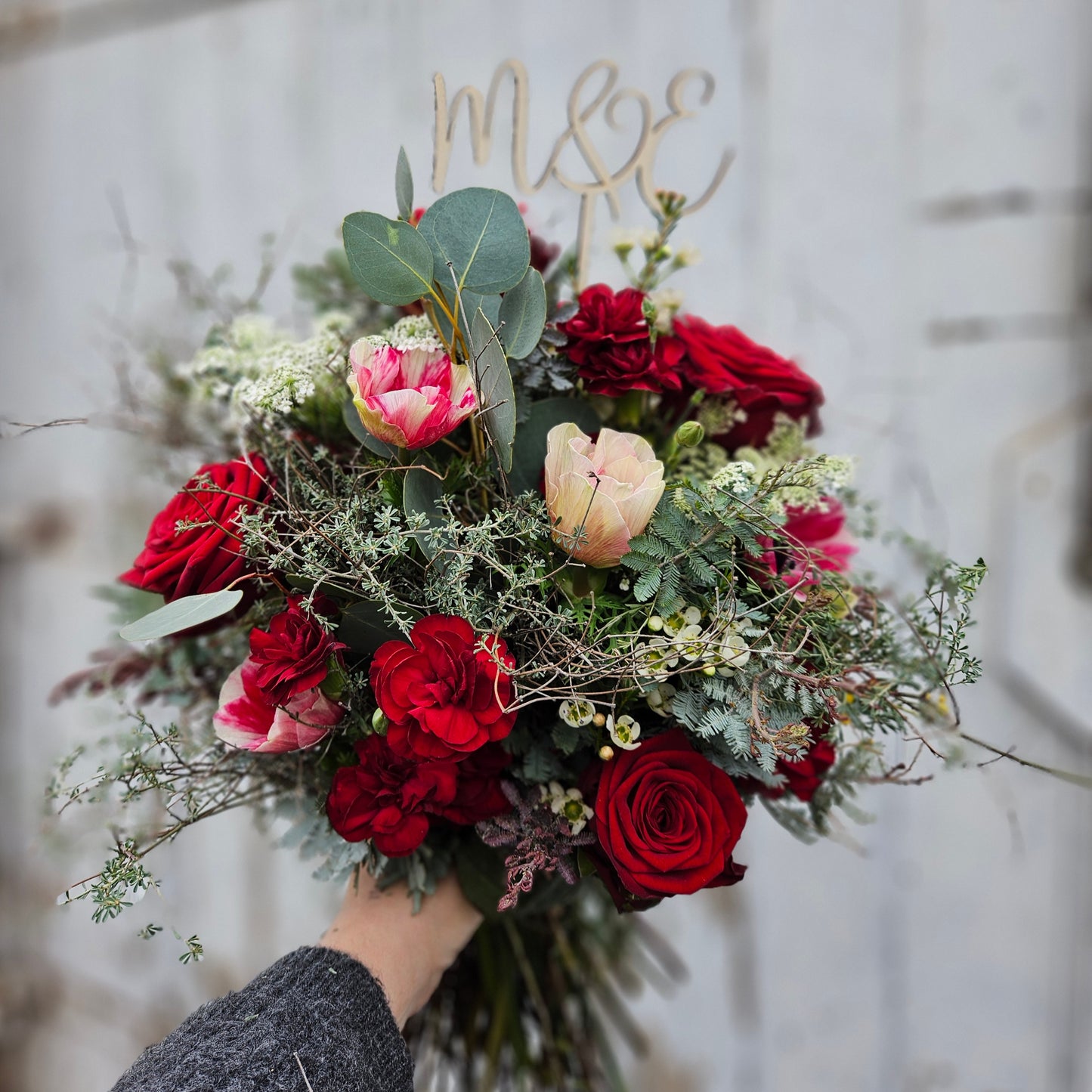Bouquet mat Initialen aus Holz als Topping