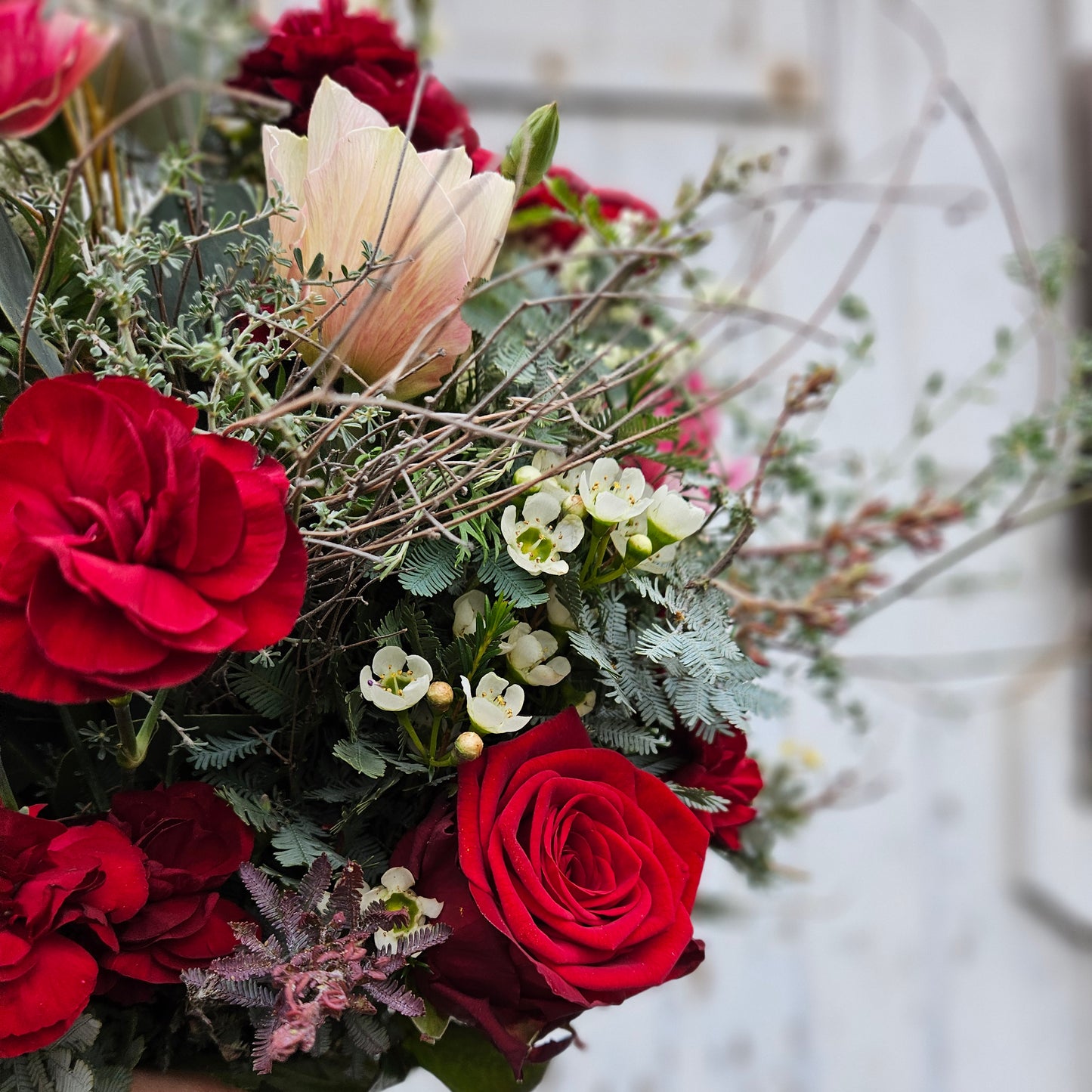 Bouquet mat Initialen aus Holz als Topping