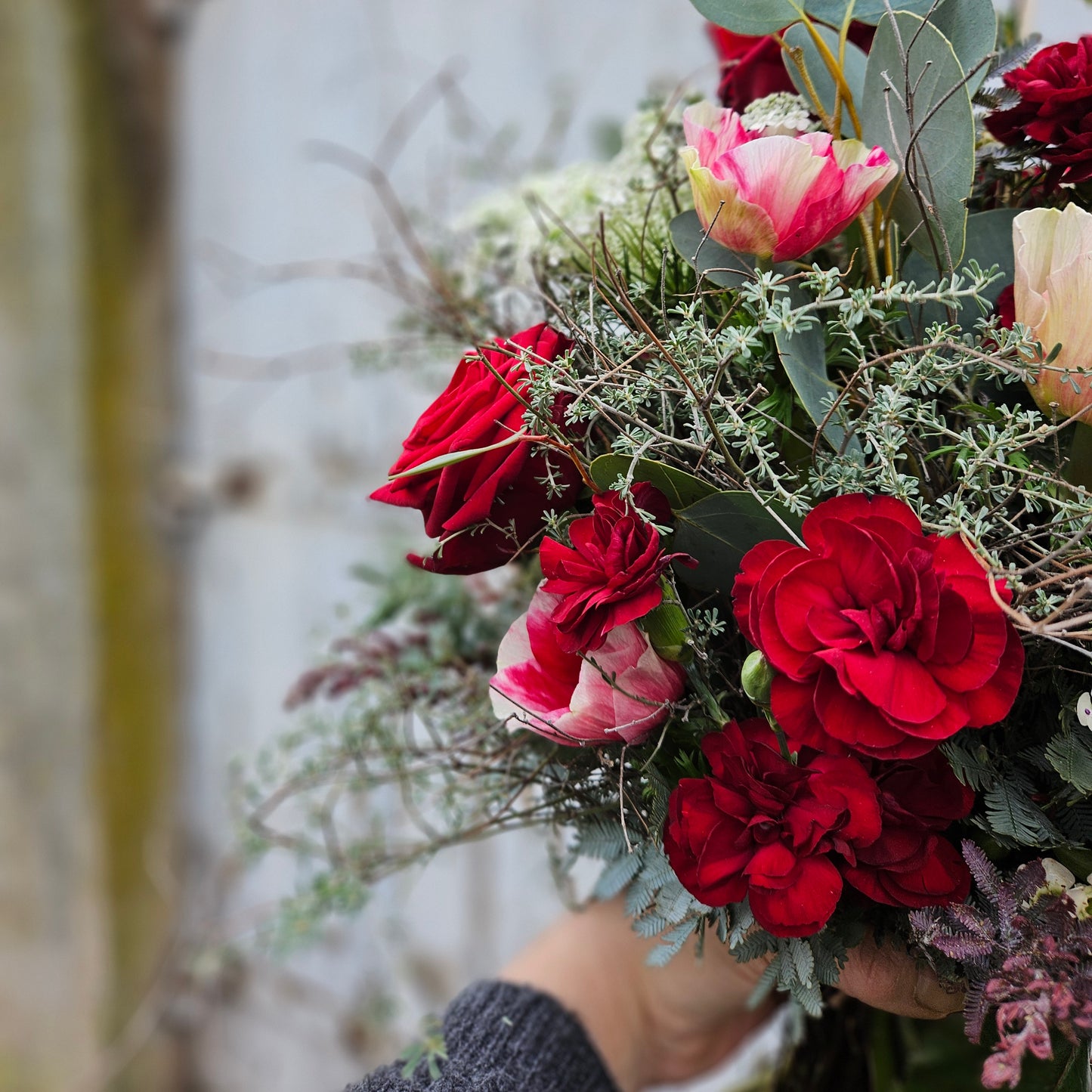 Bouquet mat Initialen aus Holz als Topping