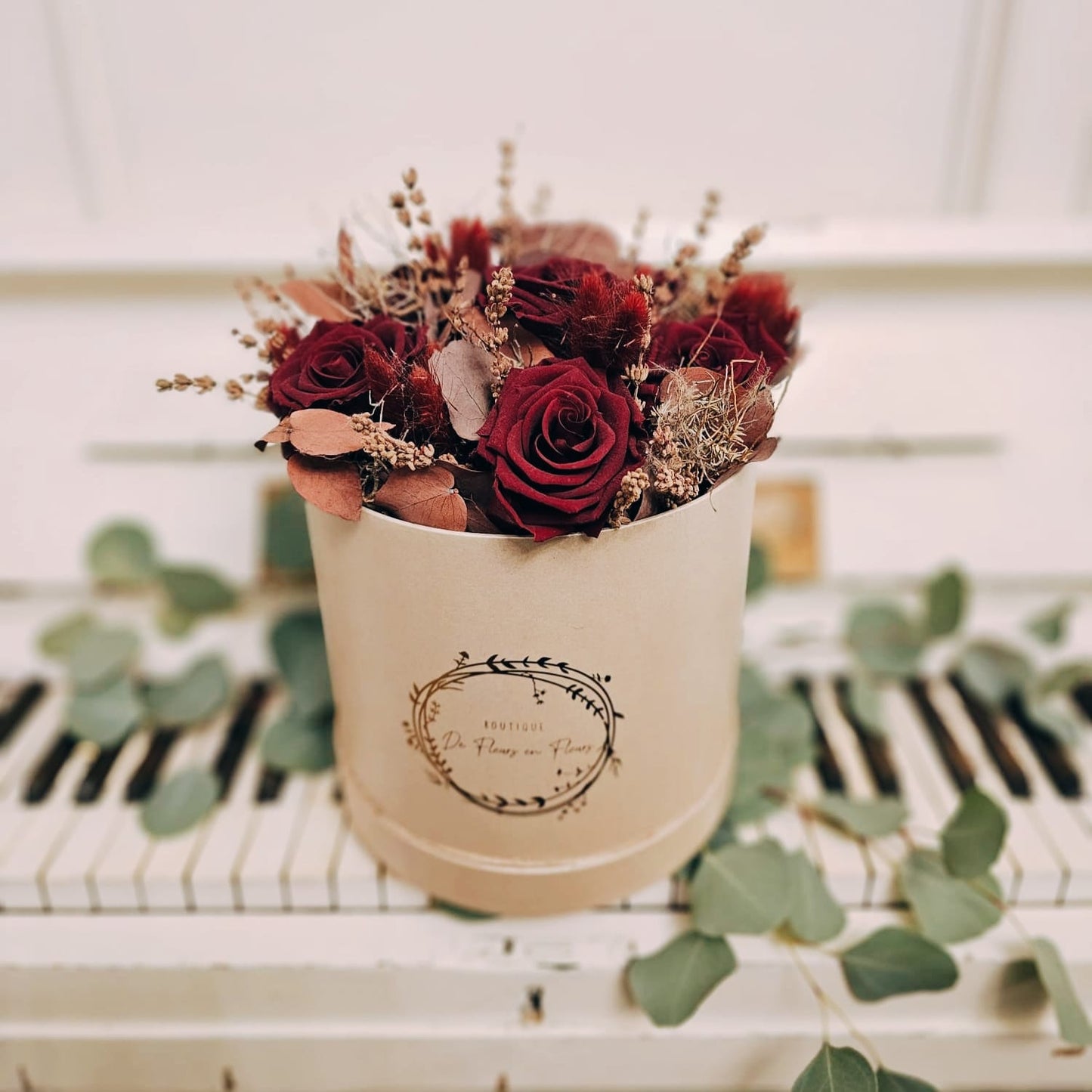 Flowerbox mat stabiliséierten Rousen an Drescheblummen
