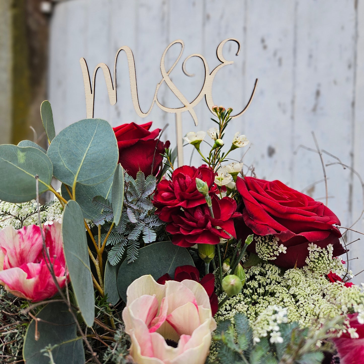 Bouquet mat Initialen aus Holz als Topping