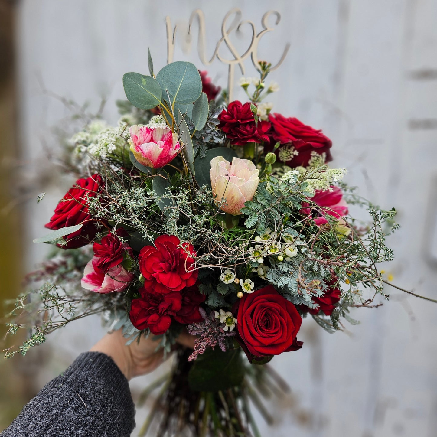 Bouquet  mat Initialen aus Holz als Topping