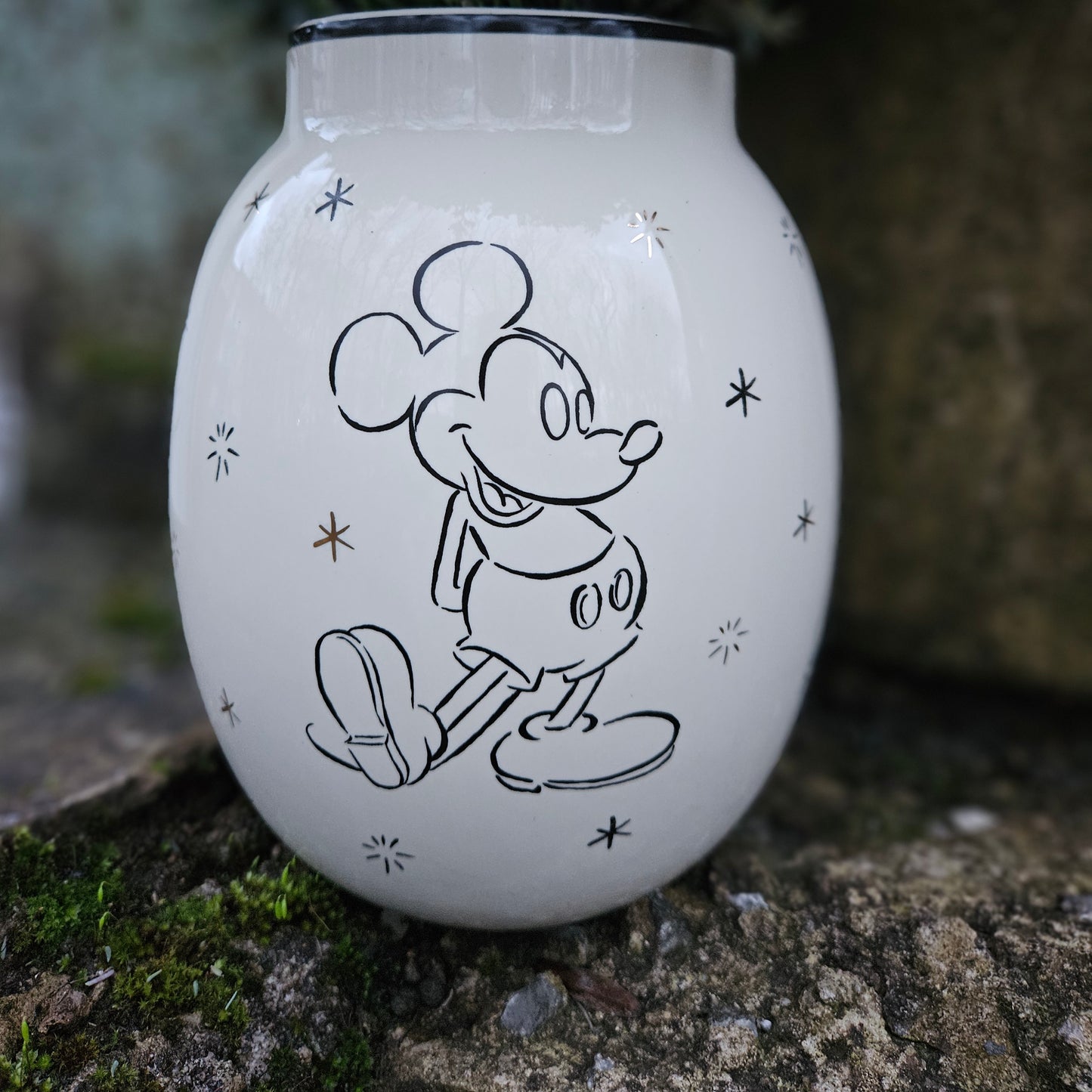 Vase Mickey gefëllt mat Blummen