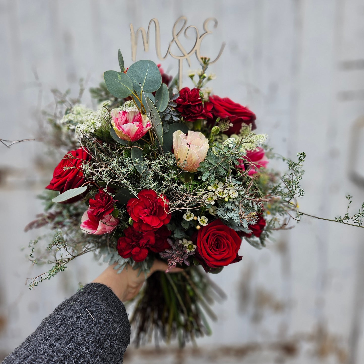 Bouquet  mat Initialen aus Holz als Topping