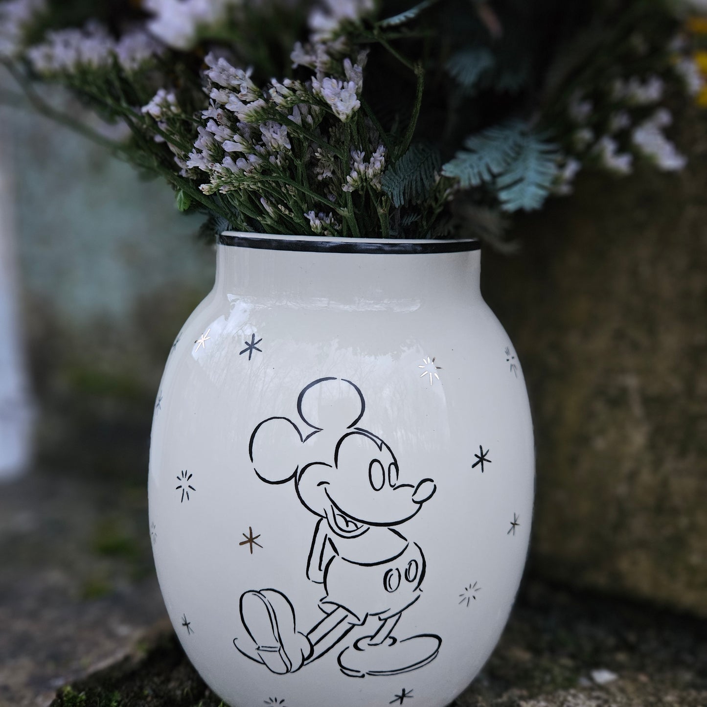 Vase Mickey gefëllt mat Blummen