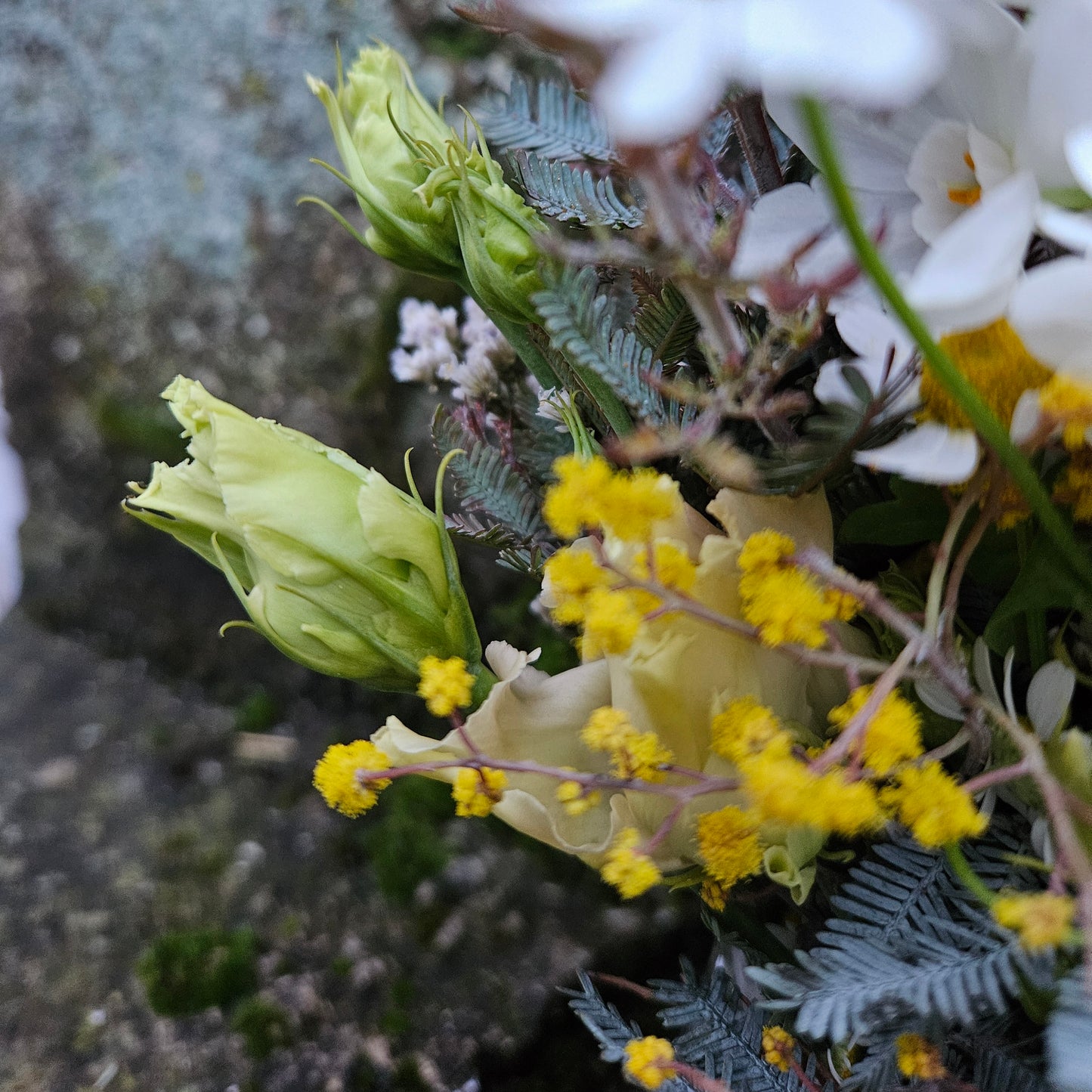 Mini Vase Klopfer gefëllt mat Blummen