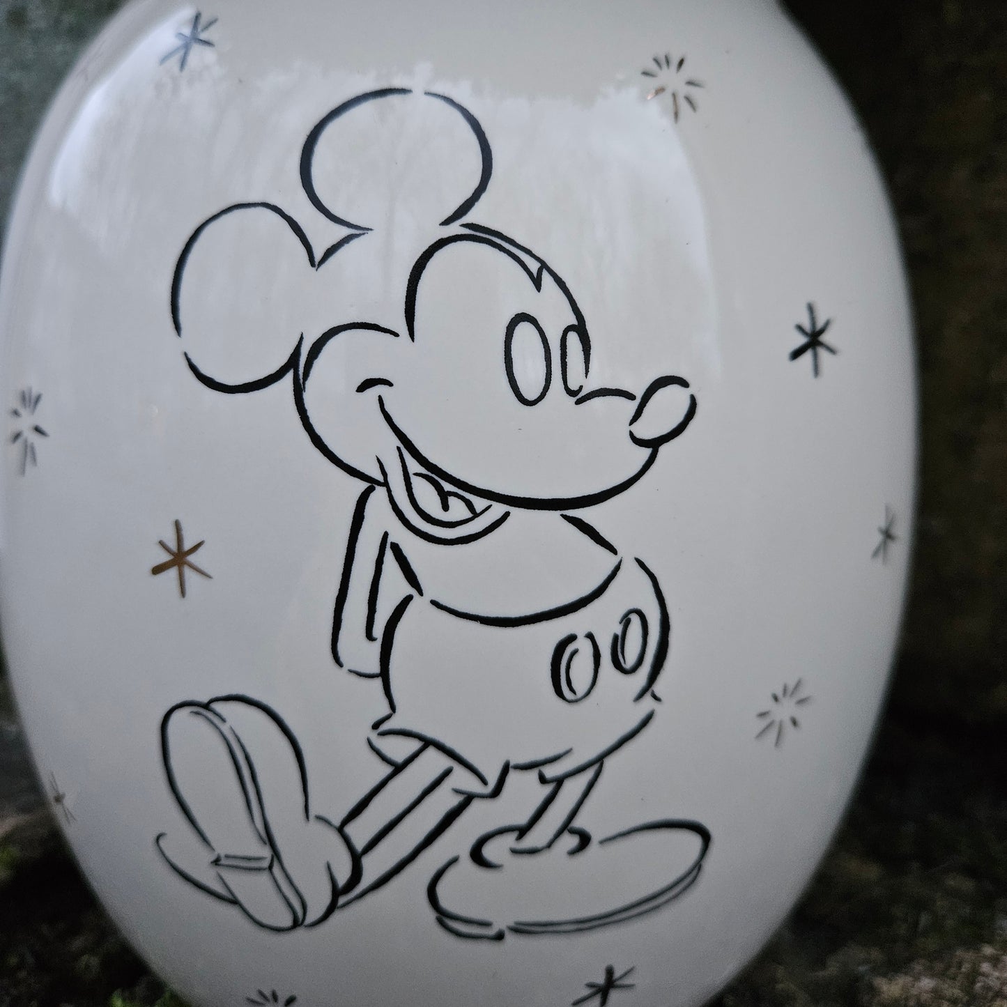 Vase Mickey gefëllt mat Blummen