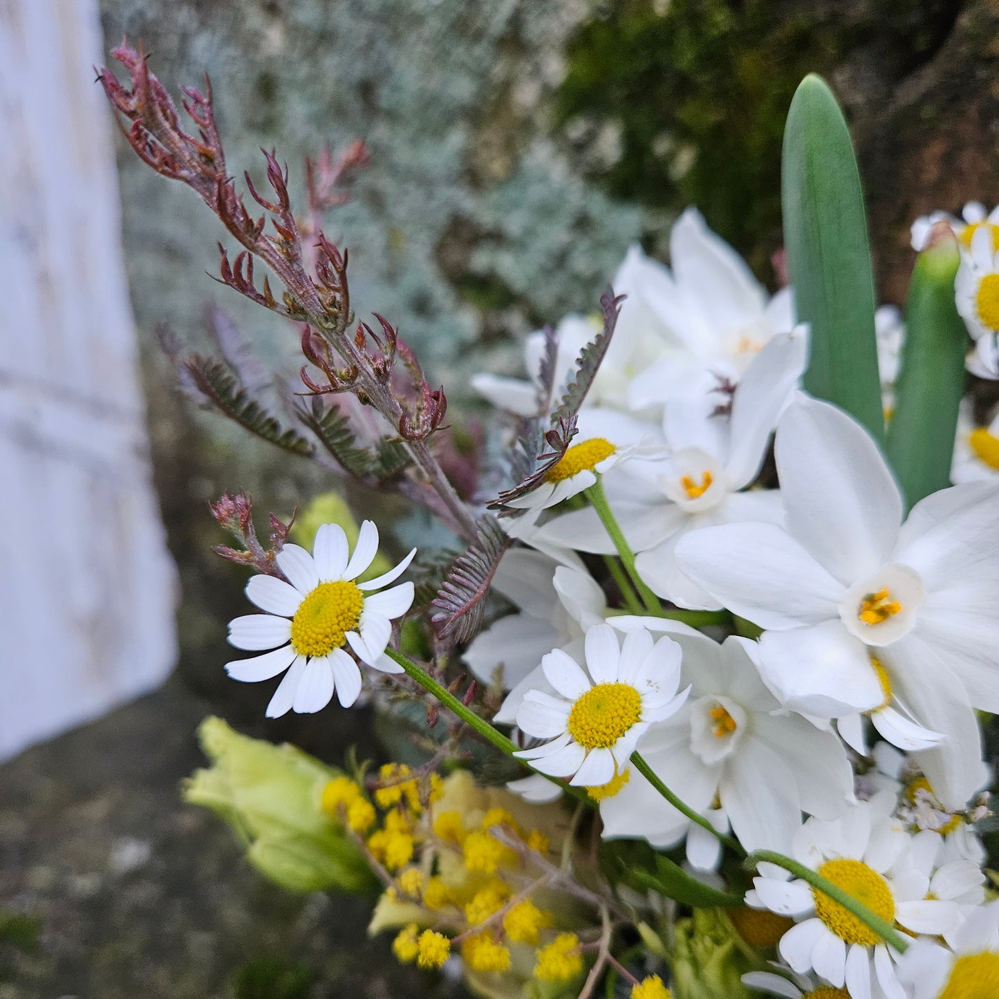 Mini Vase Klopfer gefëllt mat Blummen