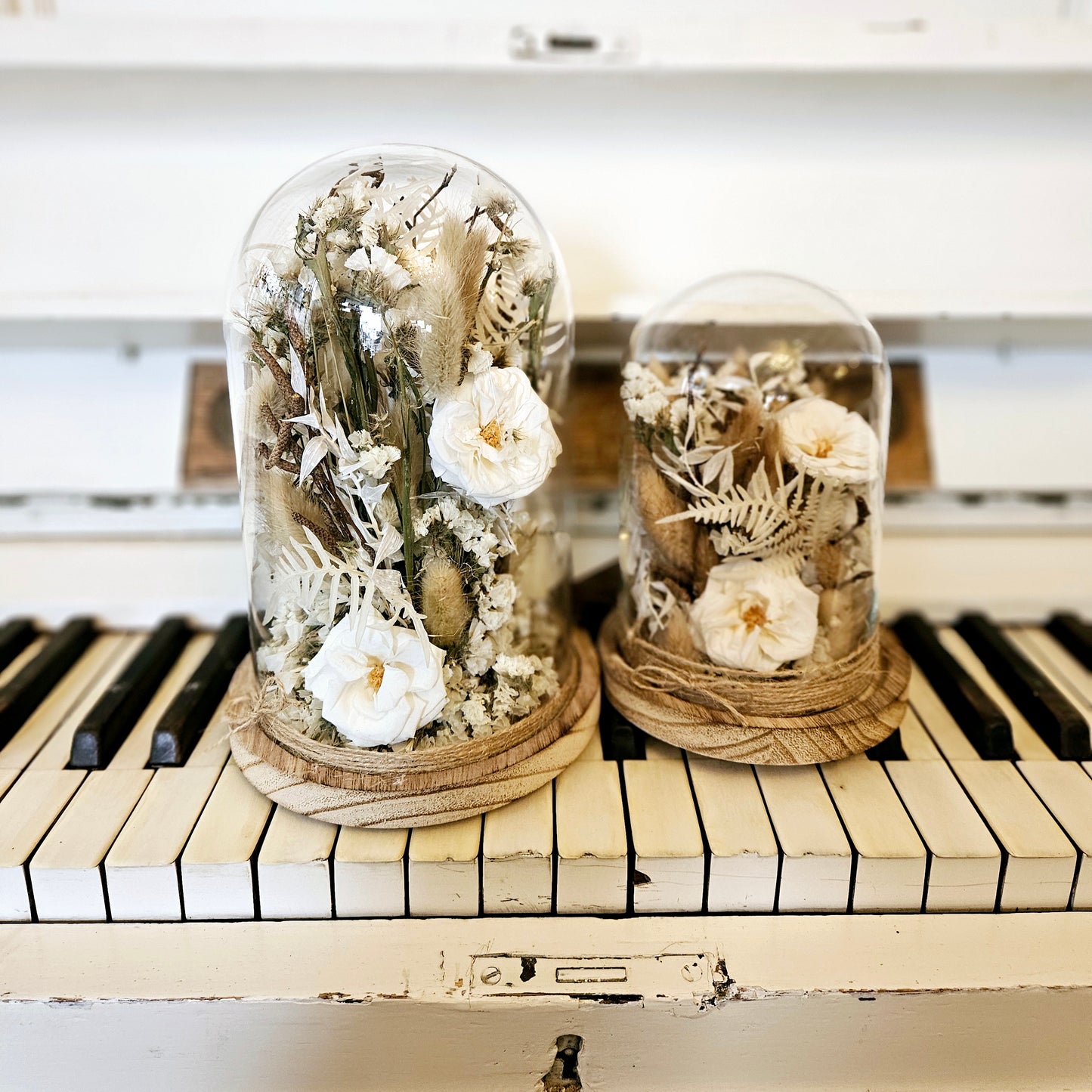 Kleng Cloche with threshing flowers on stabilized klengen Réisercher on the cream