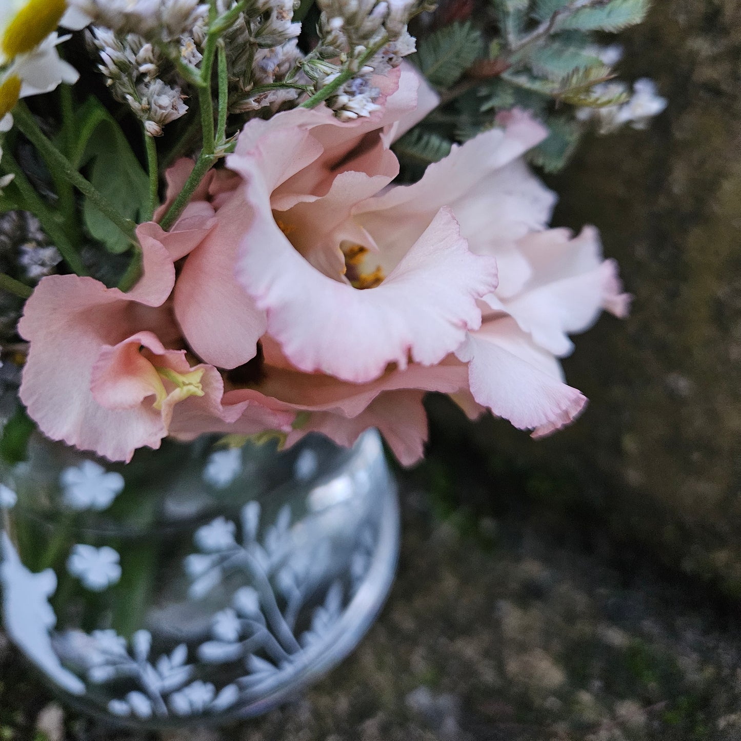 Mini Vase Klopfer gefëllt mat Blummen