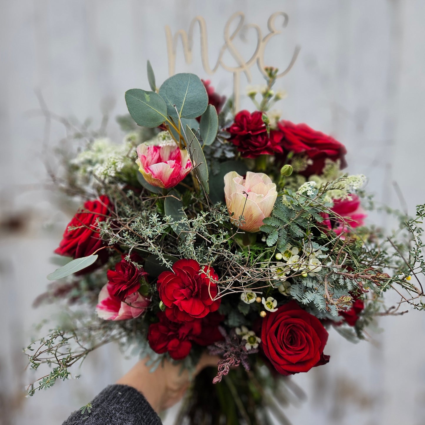 Bouquet  mat Initialen aus Holz als Topping