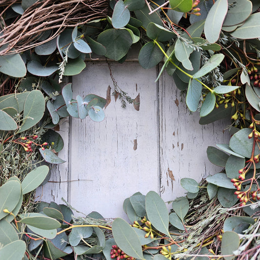 Wreath for and d'Dier made from 2 types of eucalyptus on threshed thyme