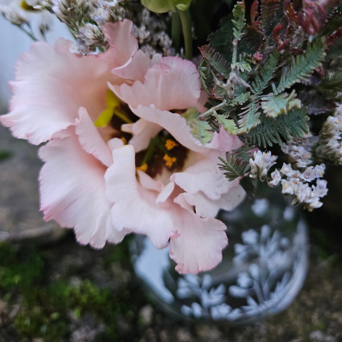 Mini Vase Klopfer gefëllt mat Blummen